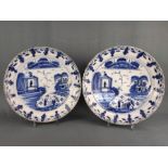 Großes Teller-Paar, China, leicht getieft, dekoriert in Blaumalerei, im Spiegel Personenstaffage, 1