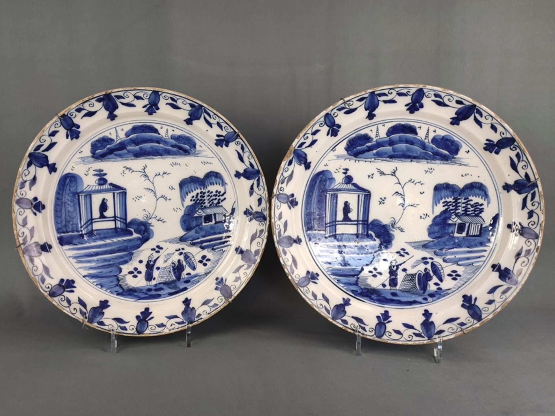 Großes Teller-Paar, China, leicht getieft, dekoriert in Blaumalerei, im Spiegel Personenstaffage, 1