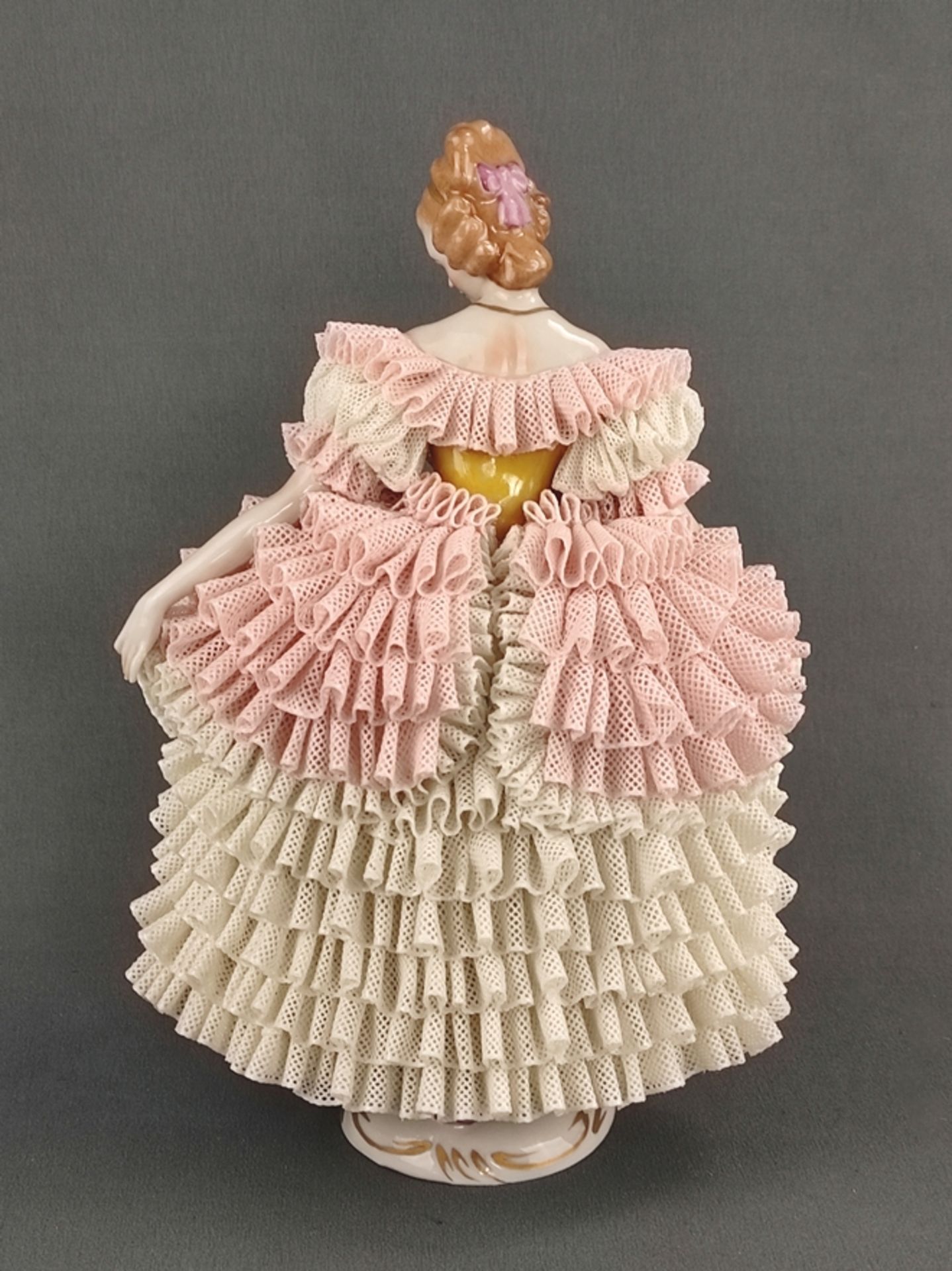 Dame im Tüllkleid, Sitzendorfer Porzellanmanufaktur, 20. Jahrhundert, junge Dame in voluminösem Tül - Bild 4 aus 7