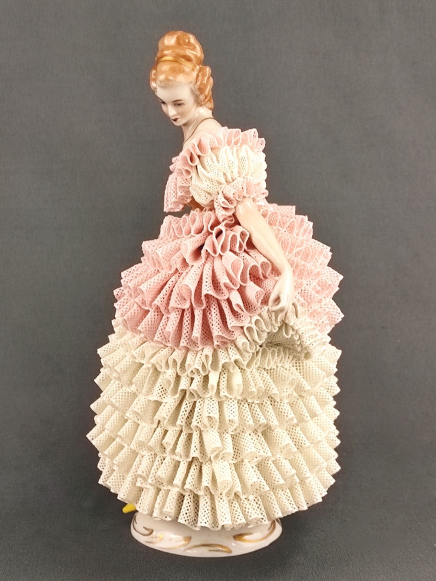 Dame im Tüllkleid, Sitzendorfer Porzellanmanufaktur, 20. Jahrhundert, junge Dame in voluminösem Tül - Bild 5 aus 7