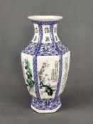 Vase, China, weiß/blau, mit Poesien, 6 Zeichenbodenmarke (modern), Höhe 20cm *317/03(intern)