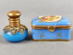 Deckeldose und Flacon, Pillen-/Deckeldose aus Porzellan, blau mit kleinem Motiv auf dem Deckel, Ver