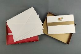 10 Cartier Einladungskarten und passende Umschläge in goldener Originalbox, Karten geprägt mit lauf