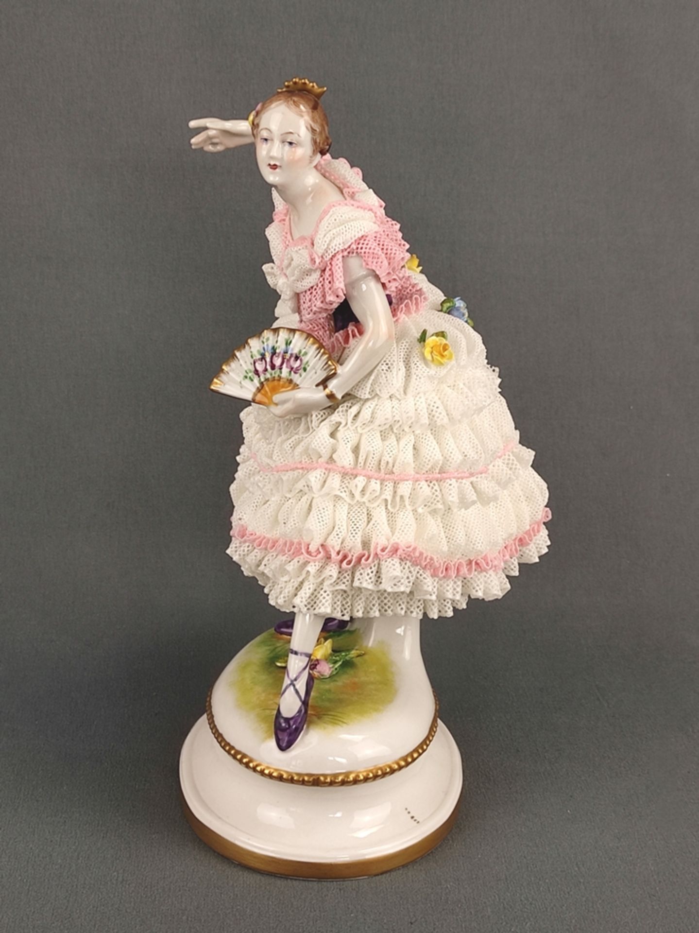 Tänzerin mit Fächer, Aelteste Vorstedter Porzellanmanufaktur, 20. Jahrhundert, polychrom bemalt, Kl - Bild 3 aus 8
