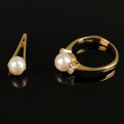 Pearl lot, 2 parts, consisting of a ring, 585/14K yellow gold (hallmarked), 4g, central pearl aroun