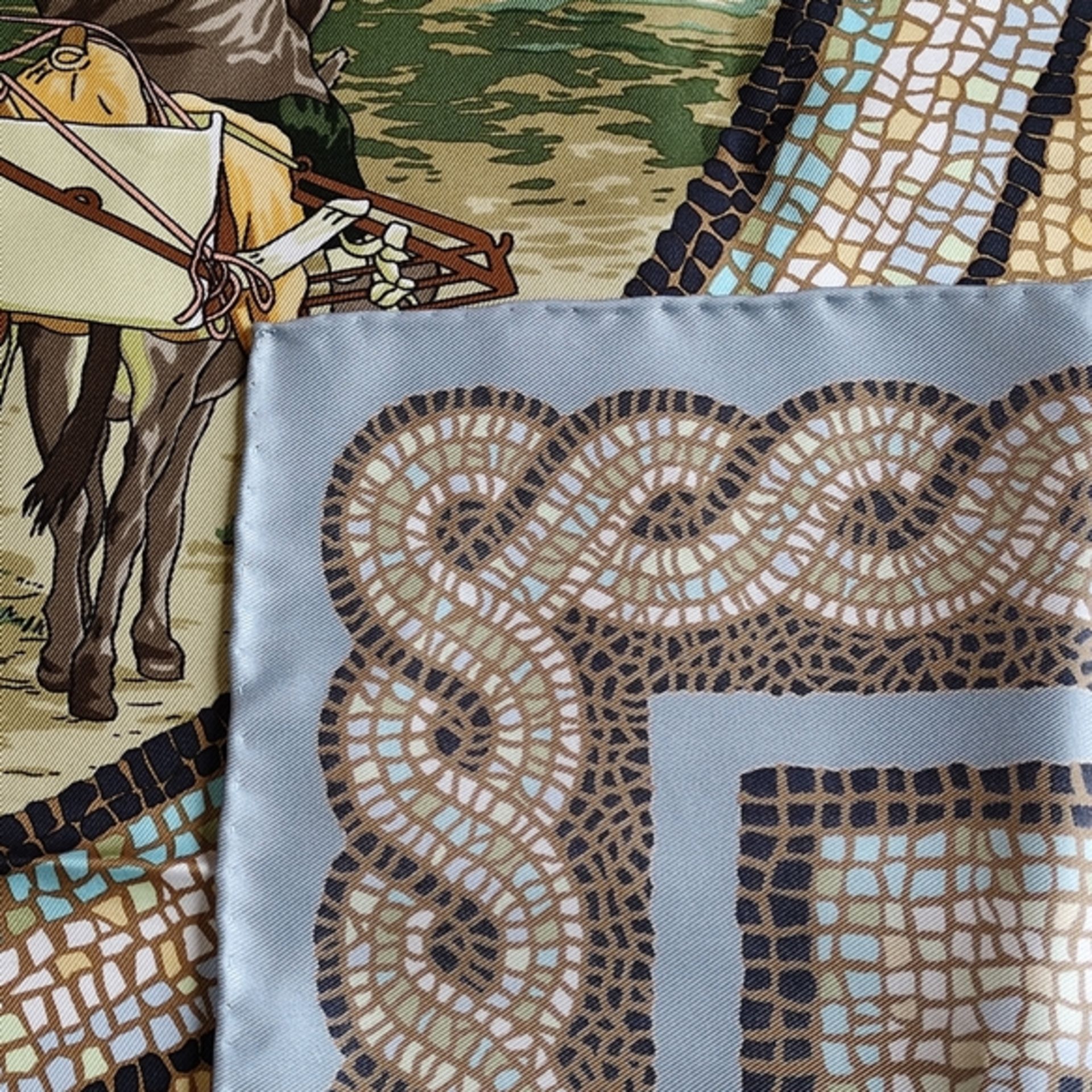 Seidentuch, Hermès, farbiges Dekor "SOUS LE CÈDRE", mittig eine bergige Landschaft mit einem großen - Bild 4 aus 4