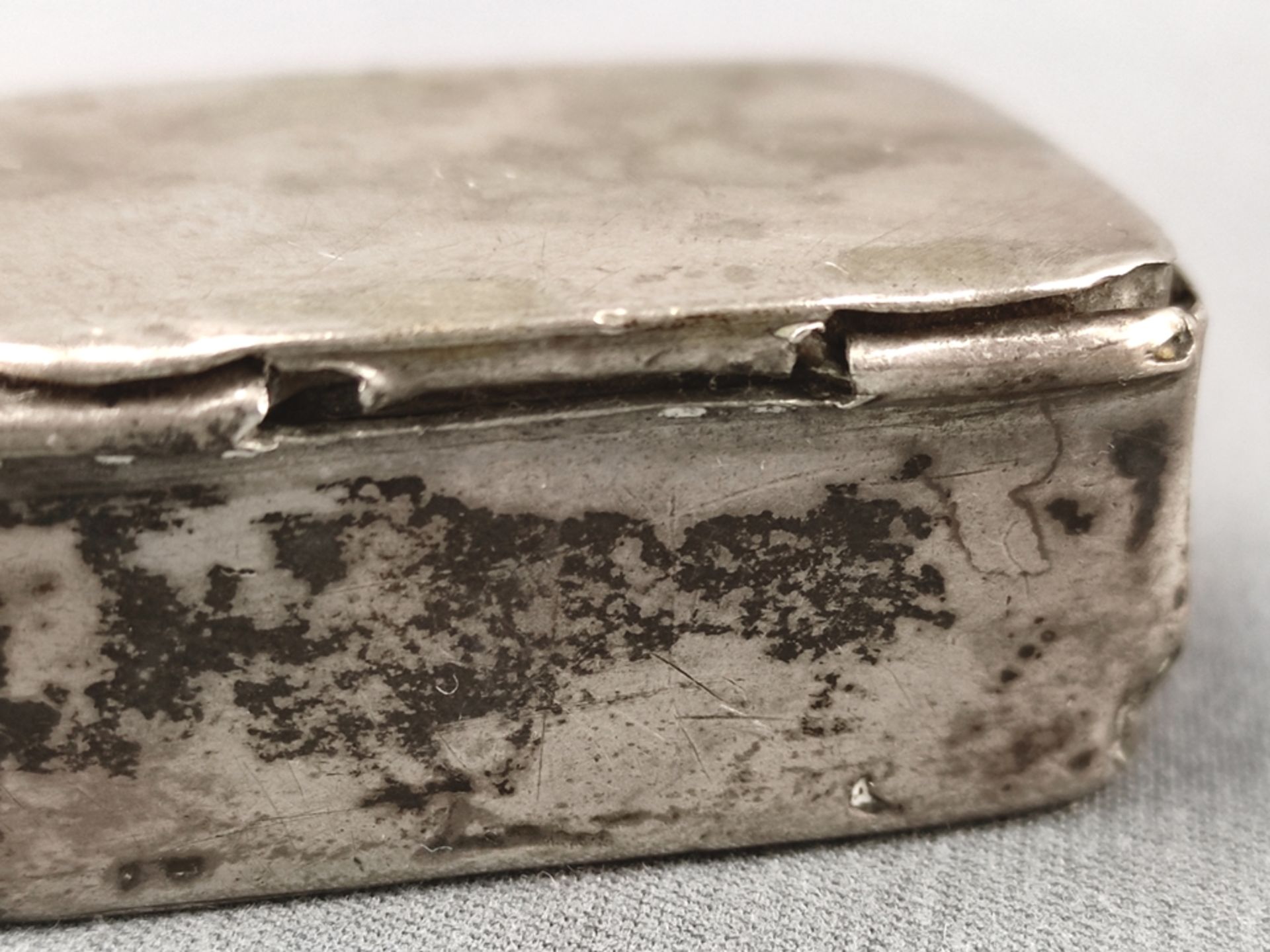 Kleine Deckeldosen, eine punziert Silber 800 (23,9g), mit goldener Innenseite, die andere eckig mit - Bild 3 aus 4