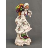 Porzellanfigur "Dame mit Obstkorb", Sitzendorfer Porzellanmanufaktur, 20. Jahrhundert, vollplastisc