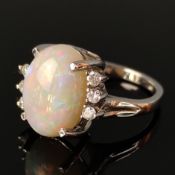 Opal-Gold-Ring, 585/14K Weißgold (punziert), Gesamtgewicht 6,11g, mittig ovaler Opalcabochon mit se