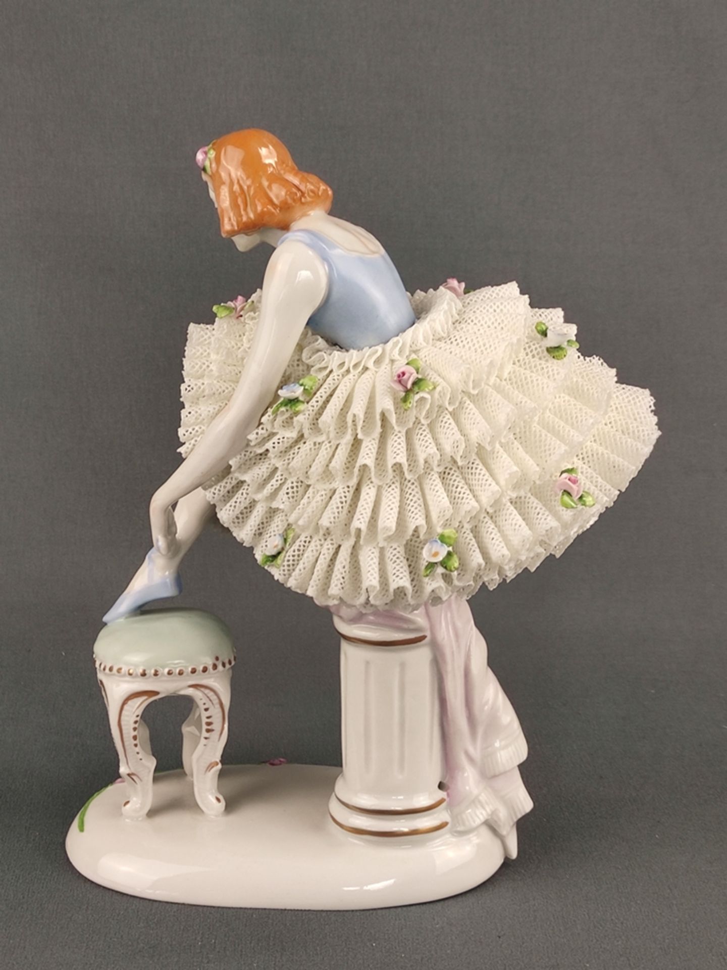 Ballerina, sich den Schuh schnürend auf einem Hocker, Sitzendorfer Porzellanmanufaktur, 20. Jahrhun - Bild 4 aus 9