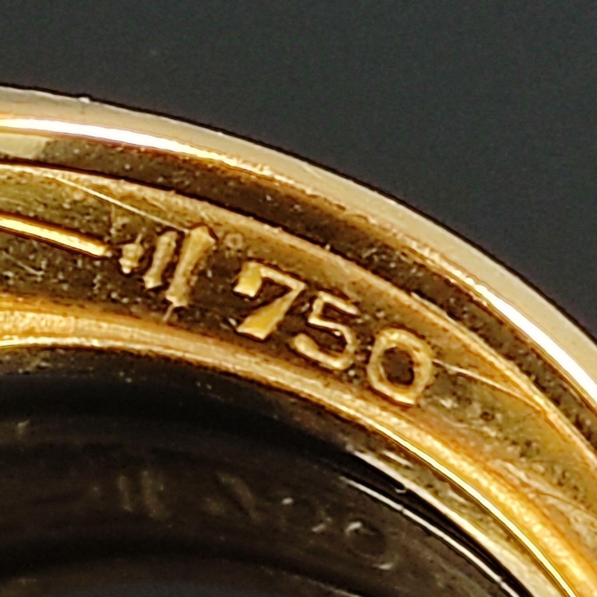 Diamond ring, 750/18K yellow gold (hallmarked), 7.1g, the wide front side worked in a deep pattern  - Image 3 of 3