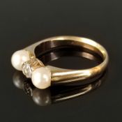 Perl-Diamant-Ring, 585/14K Gelbgold (punziert), 5,33g, mittig Solitär um 0,2ct, links und rechts da