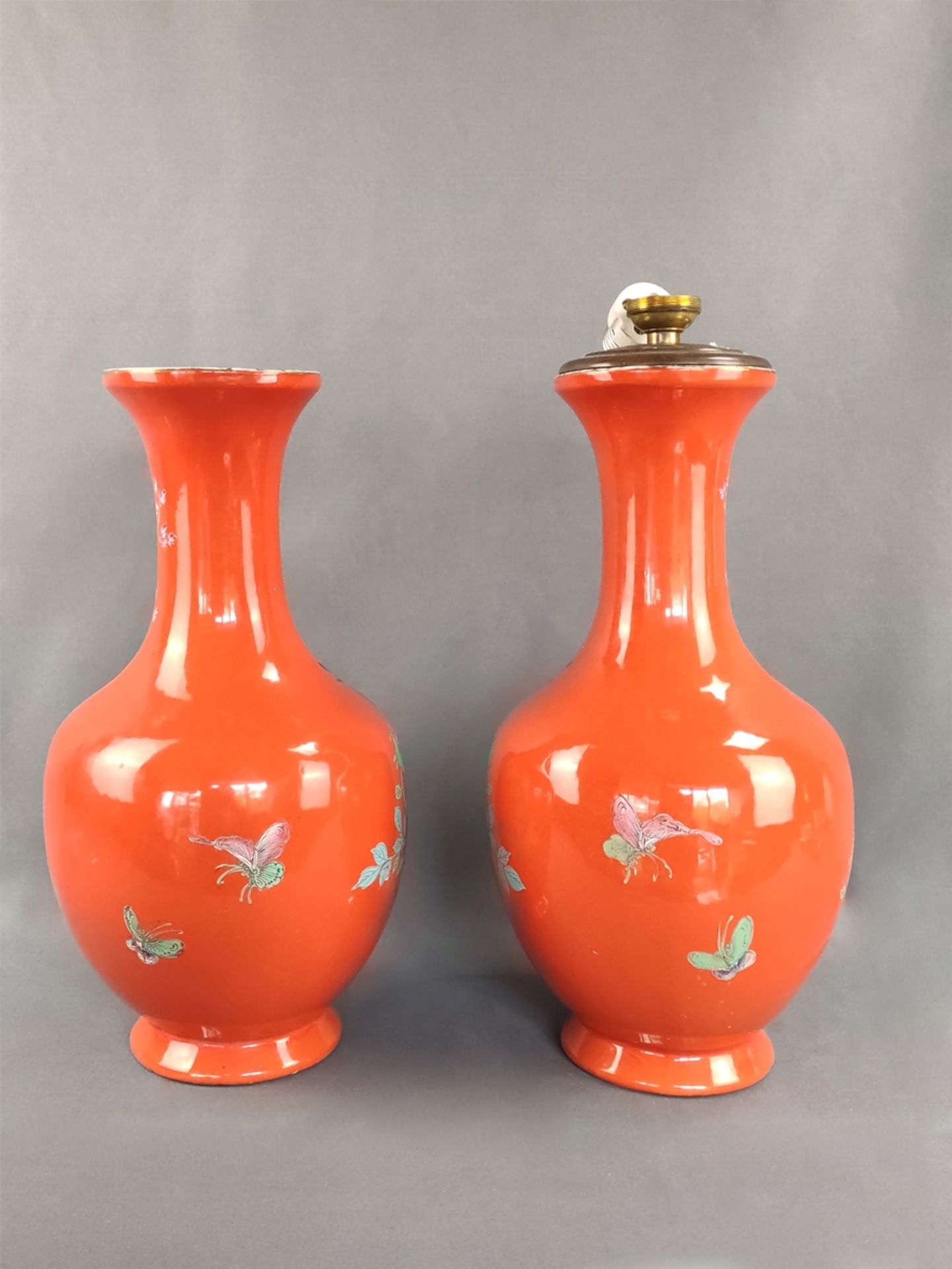 Vasen-Paar, China, gebauchter Korpus mit langgezogenem Hals und leicht ausgestellter Öffnung, orang - Bild 2 aus 3
