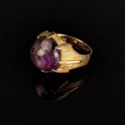 Amethyst-Ring, 333/8K Gelbgold (punziert), 4,73g, mittig runder Amethyst-Cabochon, Durchmesser 12,6