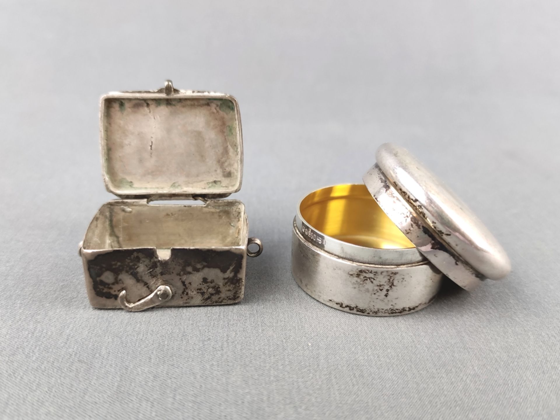Kleine Deckeldosen, eine punziert Silber 800 (23,9g), mit goldener Innenseite, die andere eckig mit - Bild 2 aus 4