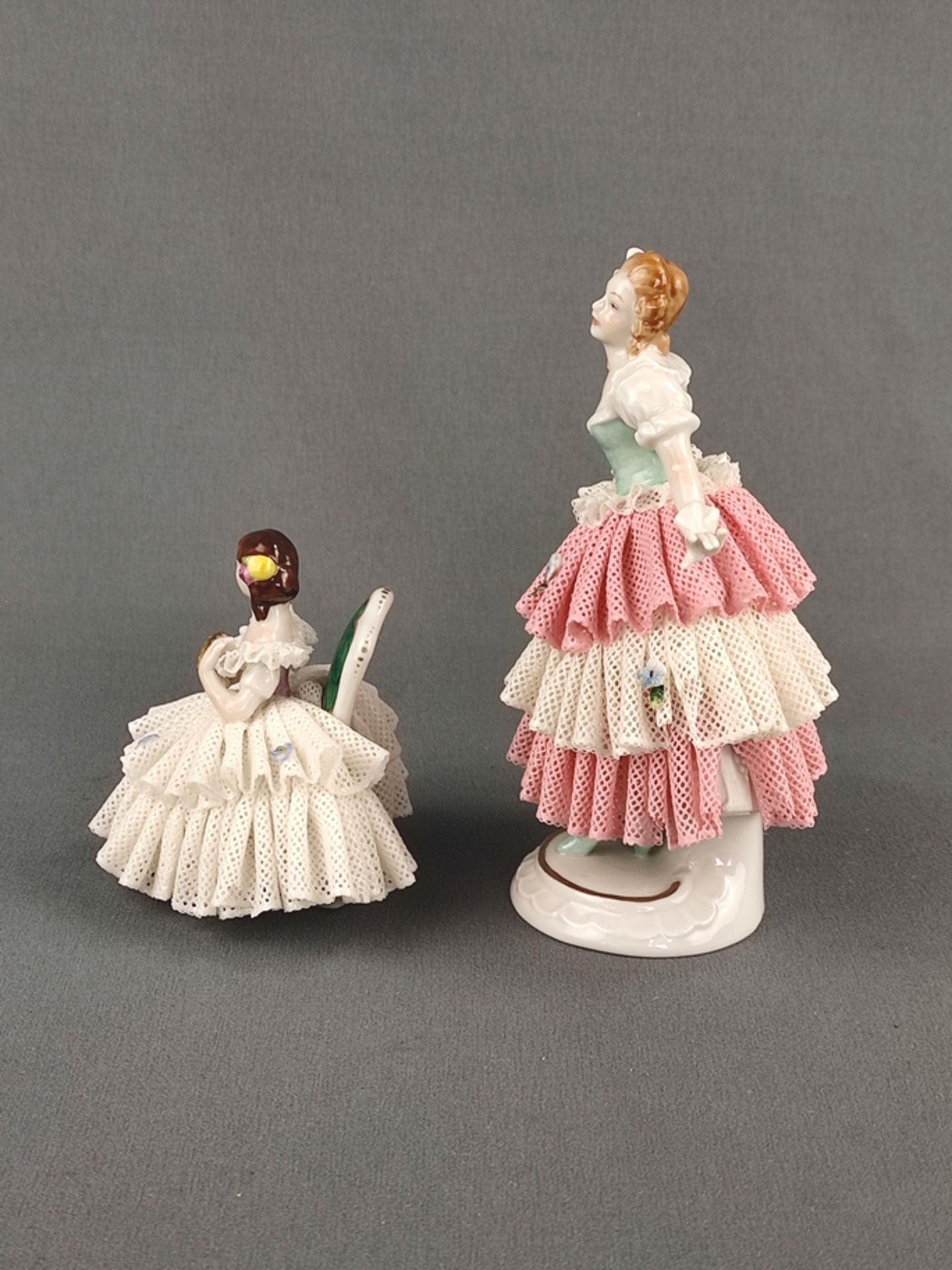 Zwei Porzellanfiguren in Tüllkleidern, "stehende Dame", Porzellanmanufaktur Unterweißbacher Werkstä - Bild 3 aus 9