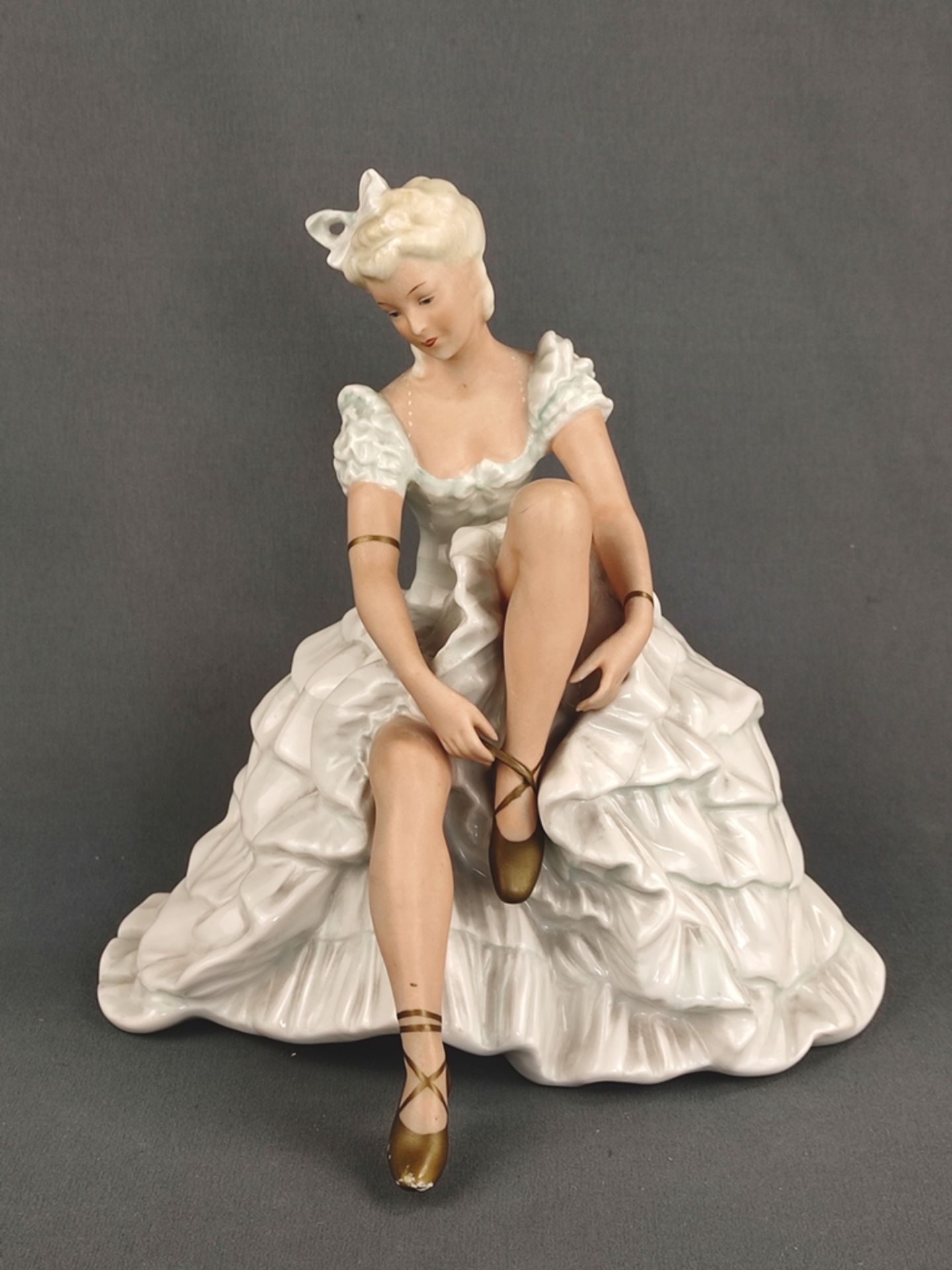 Ballerina, Schaubachkunst, Aufglasurmalerei und partielle Vergoldung, Maße 21x20x17 - Bild 2 aus 7