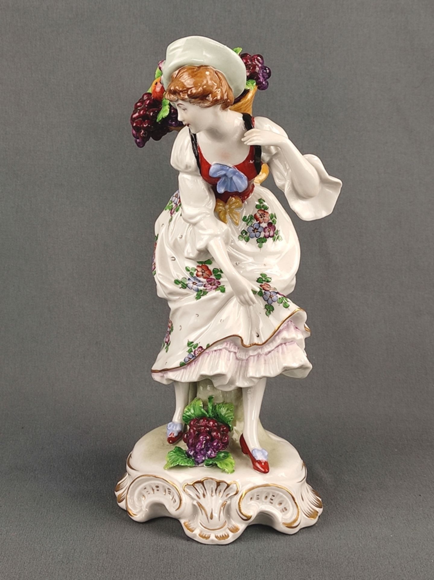 Porzellanfigur "Dame mit Obstkorb", Sitzendorfer Porzellanmanufaktur, 20. Jahrhundert, vollplastisc - Bild 2 aus 6