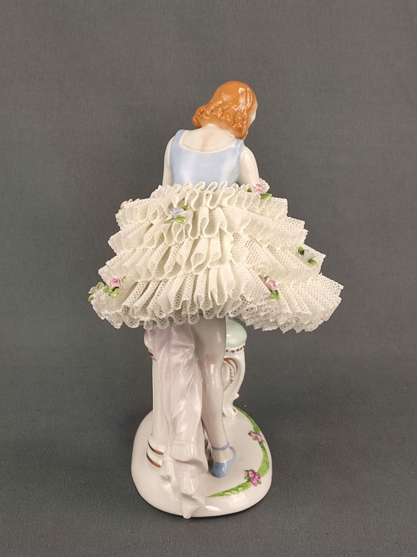Ballerina, sich den Schuh schnürend auf einem Hocker, Sitzendorfer Porzellanmanufaktur, 20. Jahrhun - Bild 3 aus 9