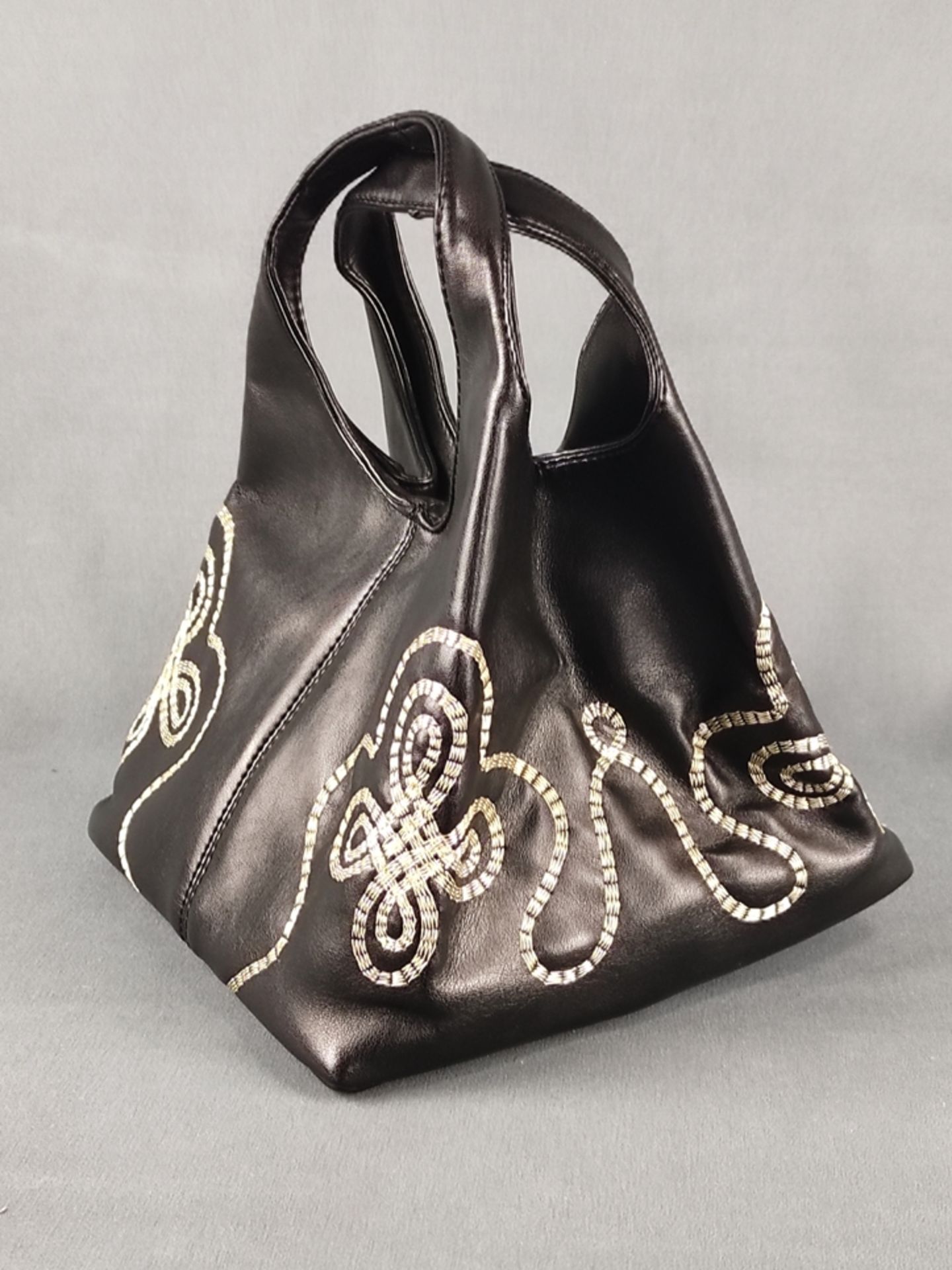 Exklusive Prada Handtasche, schwarzes Leder mit goldenen Einnähten im Knotenmuster, Taschenfront mi - Bild 2 aus 3