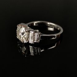 Exclusive Art Deco ring, 950 platinum (hallmarked), total weight 5.31g, central old-cut diamond of 