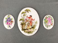 Drei ovale Porzellanplaketten, eine große mit barockem Motiv, 8,5x6,5cm, sowie zwei kleine mit poly