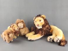 Steiff - Konvolut, bestehend aus 4 Tieren, Löwe „Snuffi“ und Leo“, jeweils mit Knopf im Ohr, Fahne 