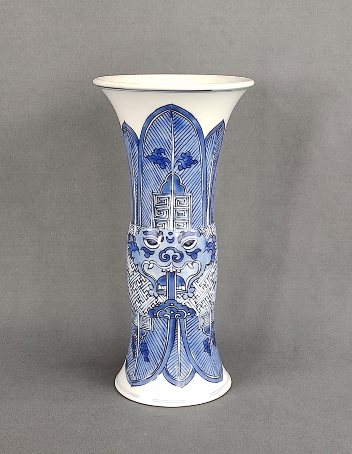 Vase, China, "gu"-förmig, aufwendig bemalt in kobaltblauer Unterglasur-Malerei mit Blättern und sti