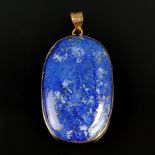 Großer ovaler Lapislazuli-Anhänger, eingefasst in 750/18K Gelbgold (getestet), Gesamtgewicht 13,23g