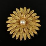Blumen-Brosche, 585/14K Gelbgold (punziert), 9,76g, mittig eine kleine Perle, darum fächerförmig an