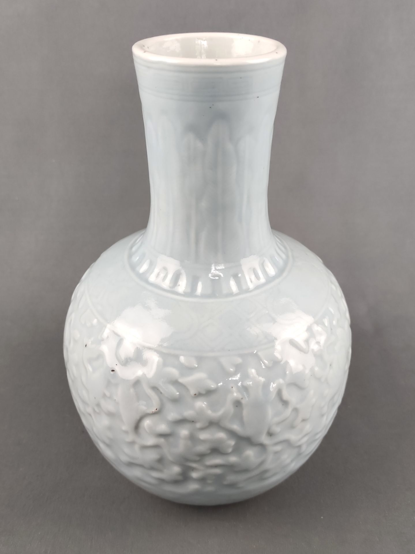 Vase, mit bläulich-grauer Seladon Glasur, China, kugeliger Korpus mit langgezogenem minimal nach ob - Bild 2 aus 3