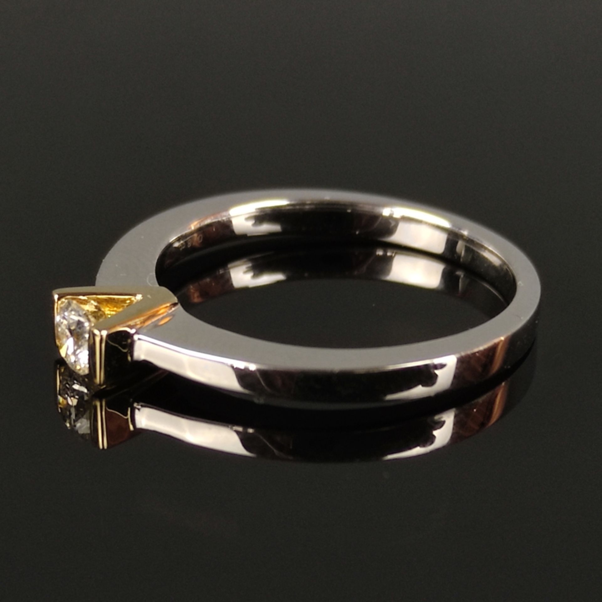 Moderner Solitär-Ring, 585/14K Weiß-/Gelbgold (punziert), 3,44g, Brillant um 0,18ct, Ringgröße 55