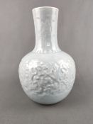 Vase, mit bläulich-grauer Seladon Glasur, China, kugeliger Korpus mit langgezogenem minimal nach ob