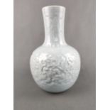 Vase, mit bläulich-grauer Seladon Glasur, China, kugeliger Korpus mit langgezogenem minimal nach ob
