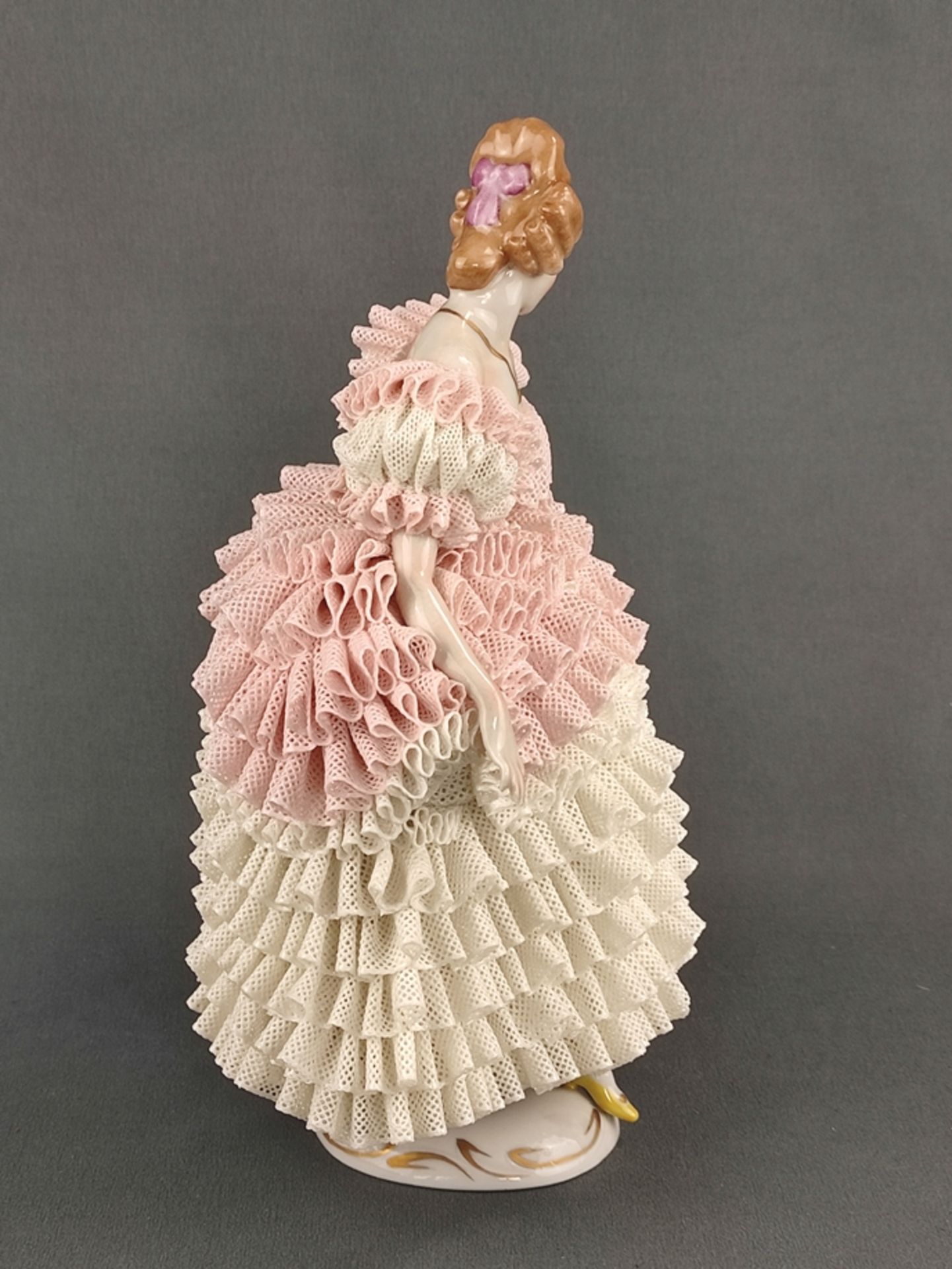 Dame im Tüllkleid, Sitzendorfer Porzellanmanufaktur, 20. Jahrhundert, junge Dame in voluminösem Tül - Bild 3 aus 7