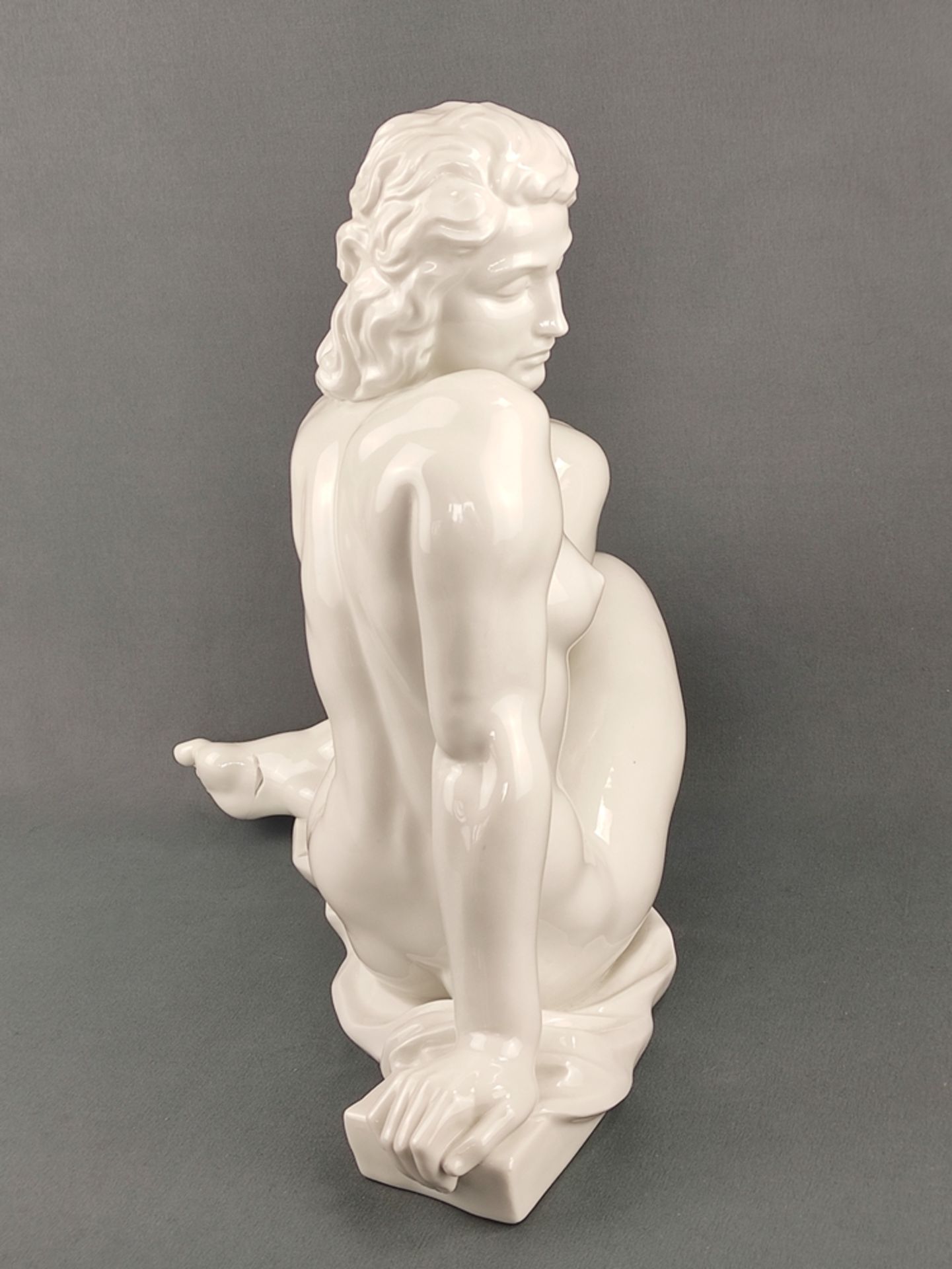 "Die Sinnende", seated female nude, sword mark Meissen, designed by Robert Ullmann 1940, signed and - Image 4 of 6