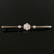 Antique bar brooch, circa 1900, 585/14K white/yellow gold (tested, metal pin), 4.16g, central flowe