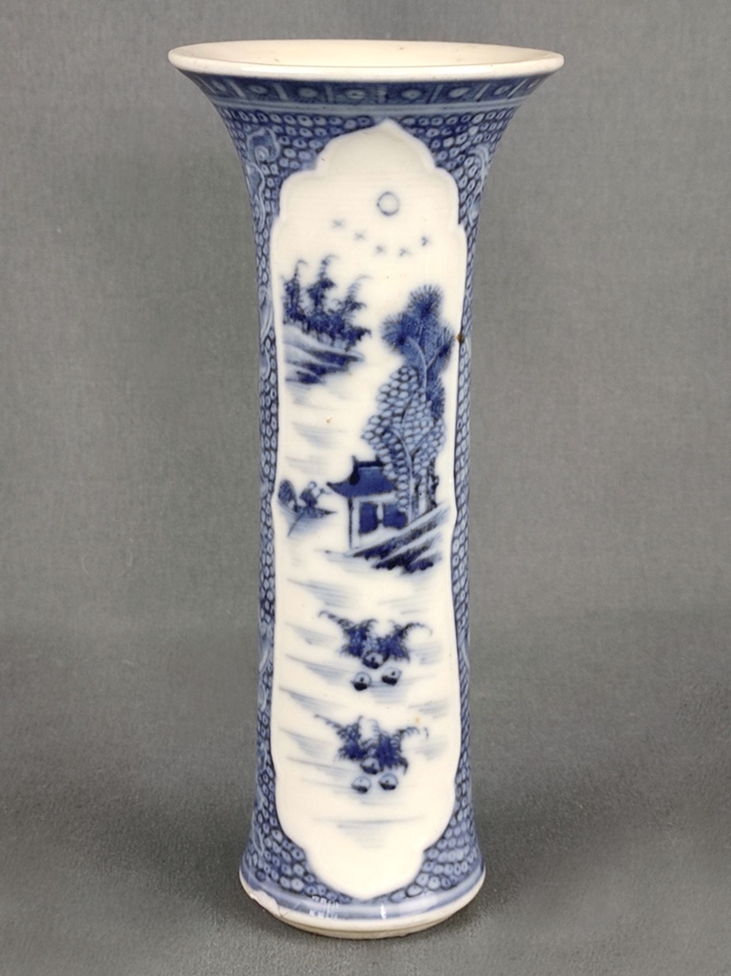 Vase, China, 19. Jahrhundert, gerade Form mit ausgestelltem Rand, fein dekoriert in Blaumalerei mit