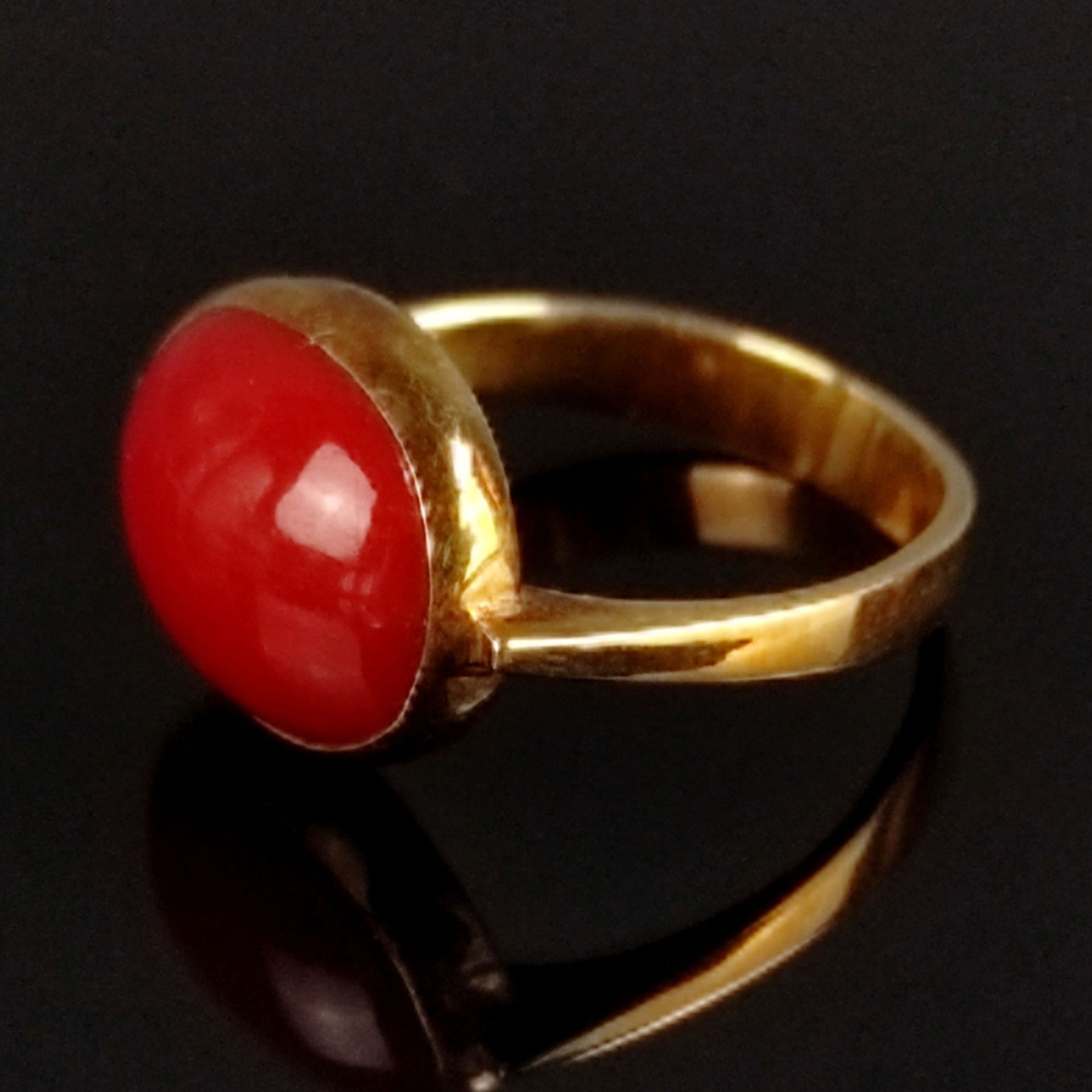 Korallen-Gold-Ring, 585/14K Gelbgold (punziert), Gesamtgewicht 3,95g, mittig ovaler Korallencabocho - Bild 3 aus 5