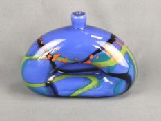 Design-Vase, Solifleur, bogenförmig, dunkelblau unterfangen mit Farbakzenten in orange, gelb, grün 