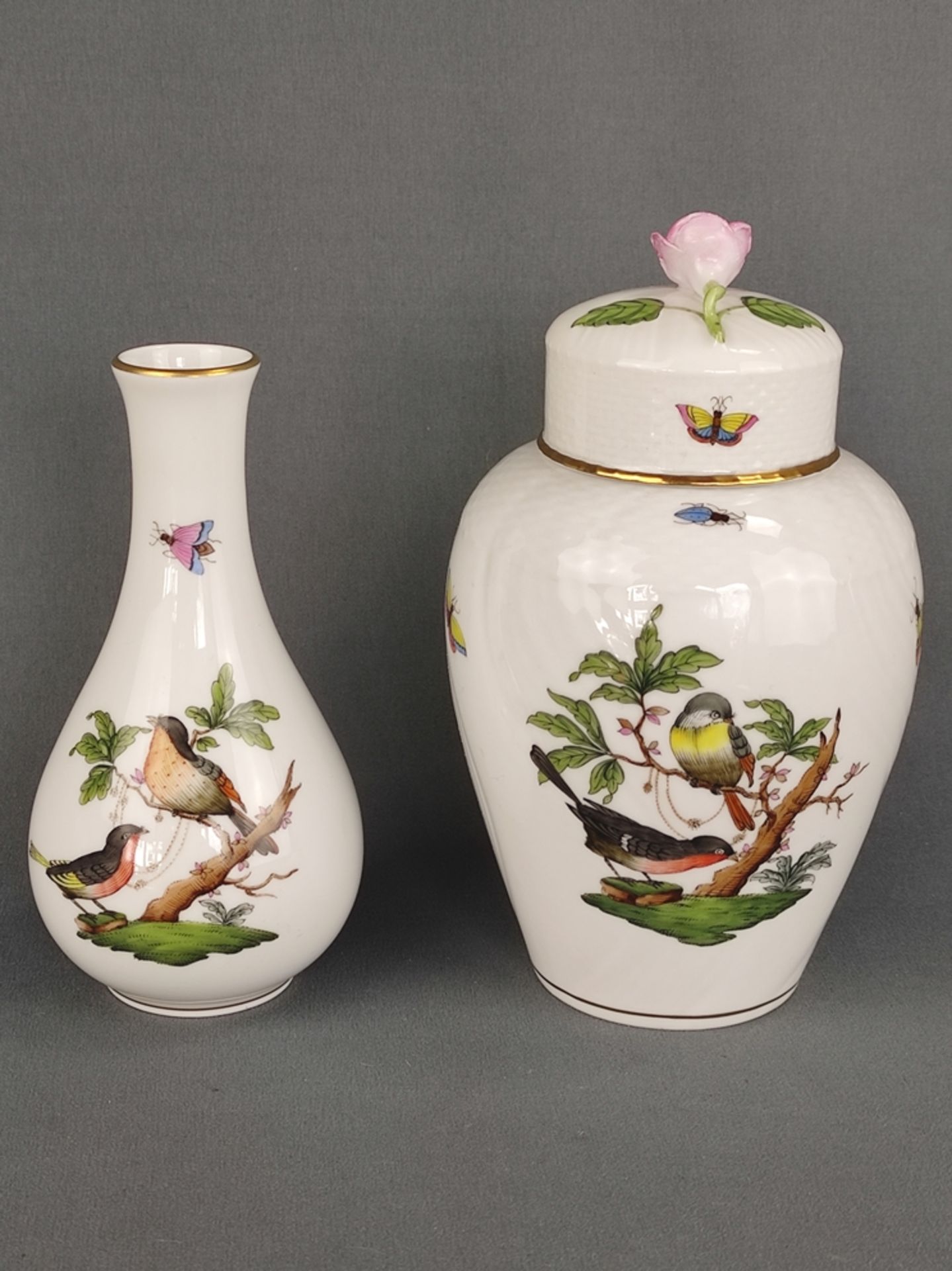 Zwei Vasen, Herend, Dekor Rothschild, Deckelvase mit Rosenapplikation, Höhe 19,5cm und eine kleine 