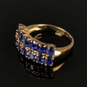 Gold-Ring, 375/9K Gelbgold (punziert), 2,87g, Schauseite mit 14 tiefblauen oval facettierten Schmuc