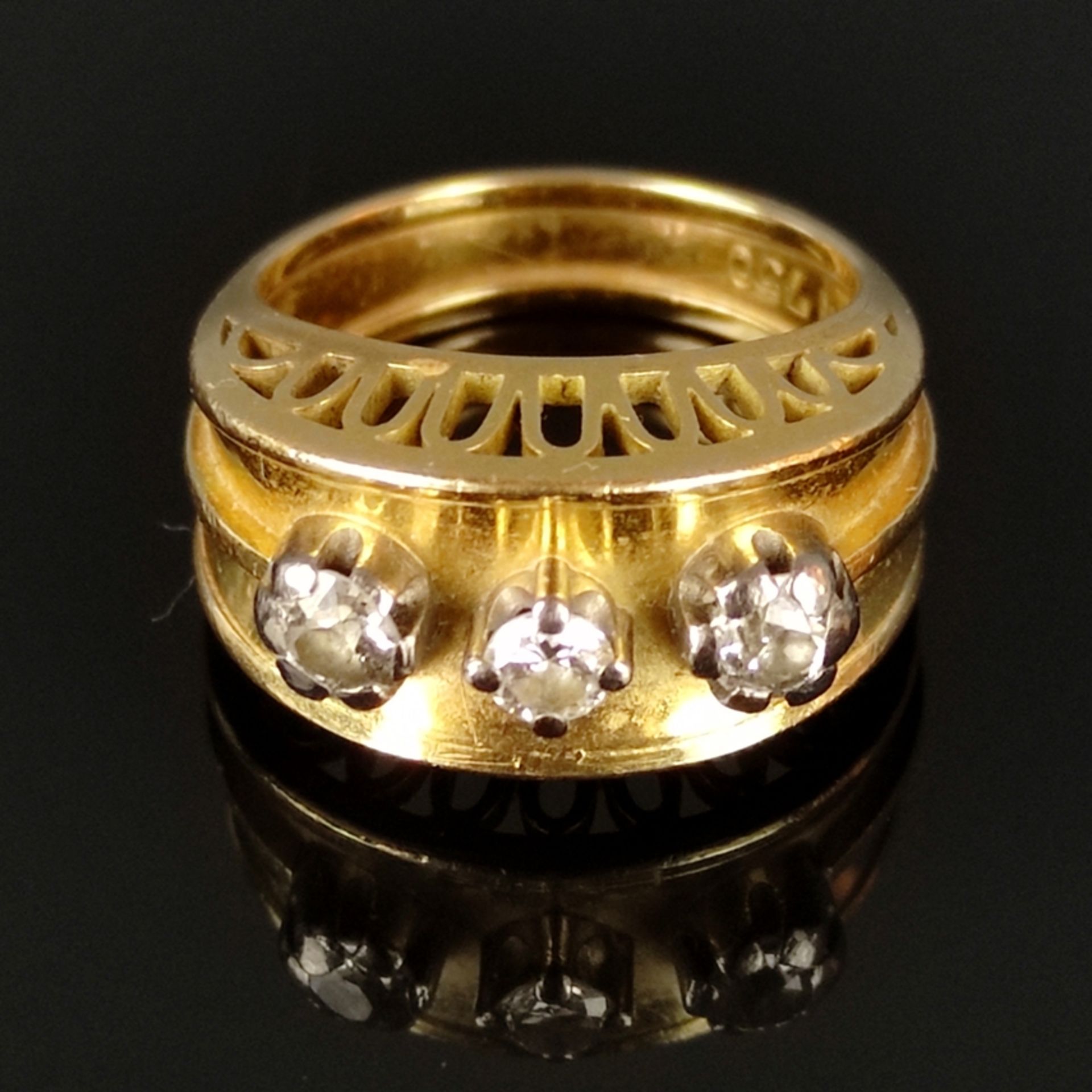 Diamond ring, 750/18K yellow gold (hallmarked), 7.1g, the wide front side worked in a deep pattern  - Image 2 of 3