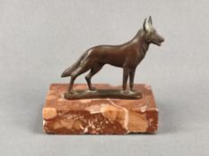 Kleiner Schäferhund, Bronze, auf Marmorsockel (beschädigt), Maße Bronze 7x9,5x2cm, Bronze locker mo