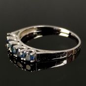 Sapphire gold ring, 333/8K white gold (hallmarked), 1.4g, face set with 5 sapphires, ring size 57 *