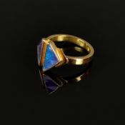 Design Opal-Goldring, 750/18K Gelbgold (punziert), 5,56g, Vorderseite mit zwei Opal Dreiecken beset