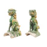 Sancai Ming Dynastie, Paar glasierte buddhistische Loewen-Dachziegel | A pair of Sancai Glazed Buddi