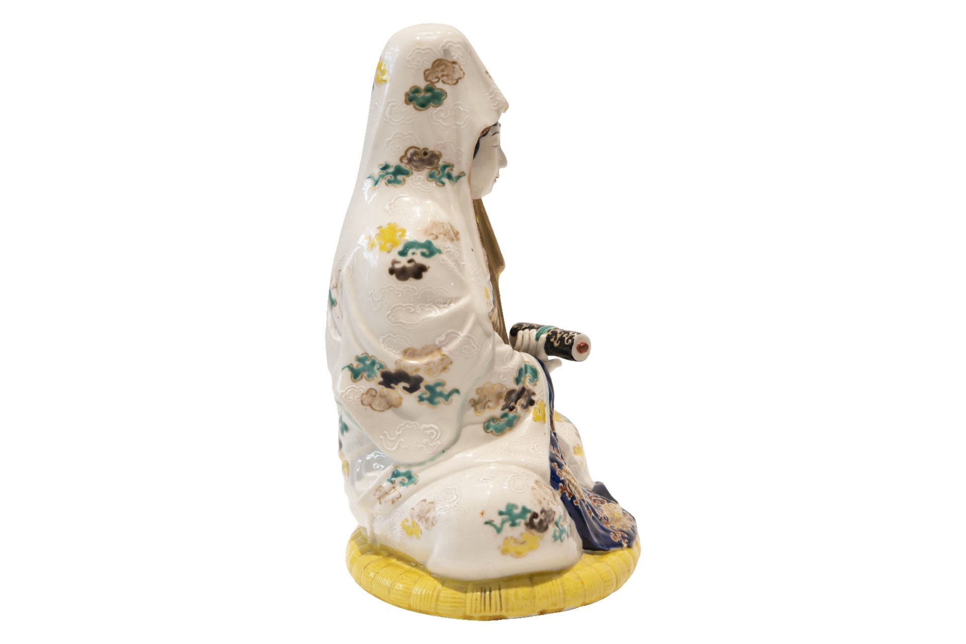 Sitzende weibliche Porzellanfigur | Seated female porcelain figure - Bild 4 aus 6