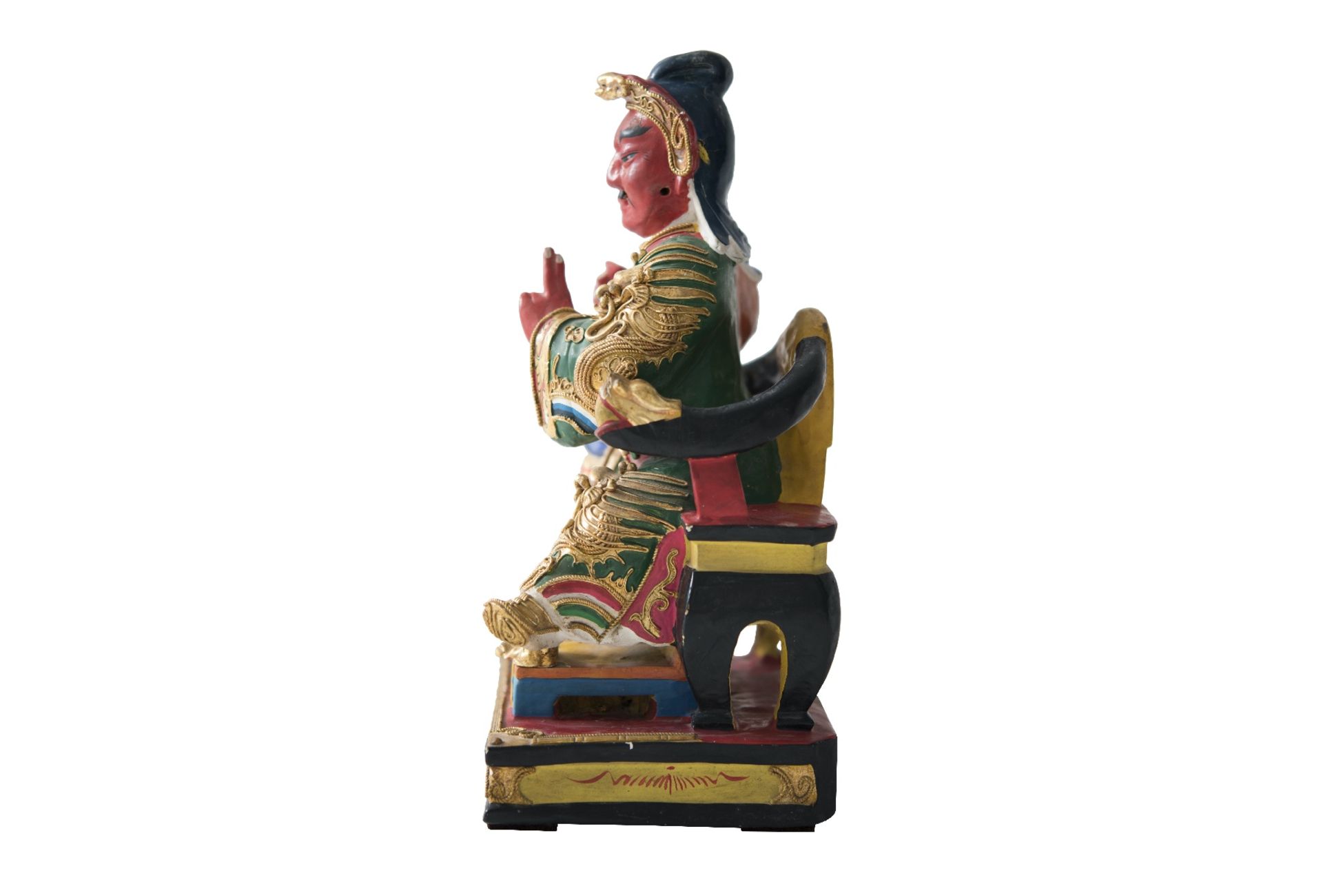 Eine polycrom lackierte und vergoldete Holzfigur von Guandi | A polycrom varnished and gilded wooden - Bild 2 aus 5
