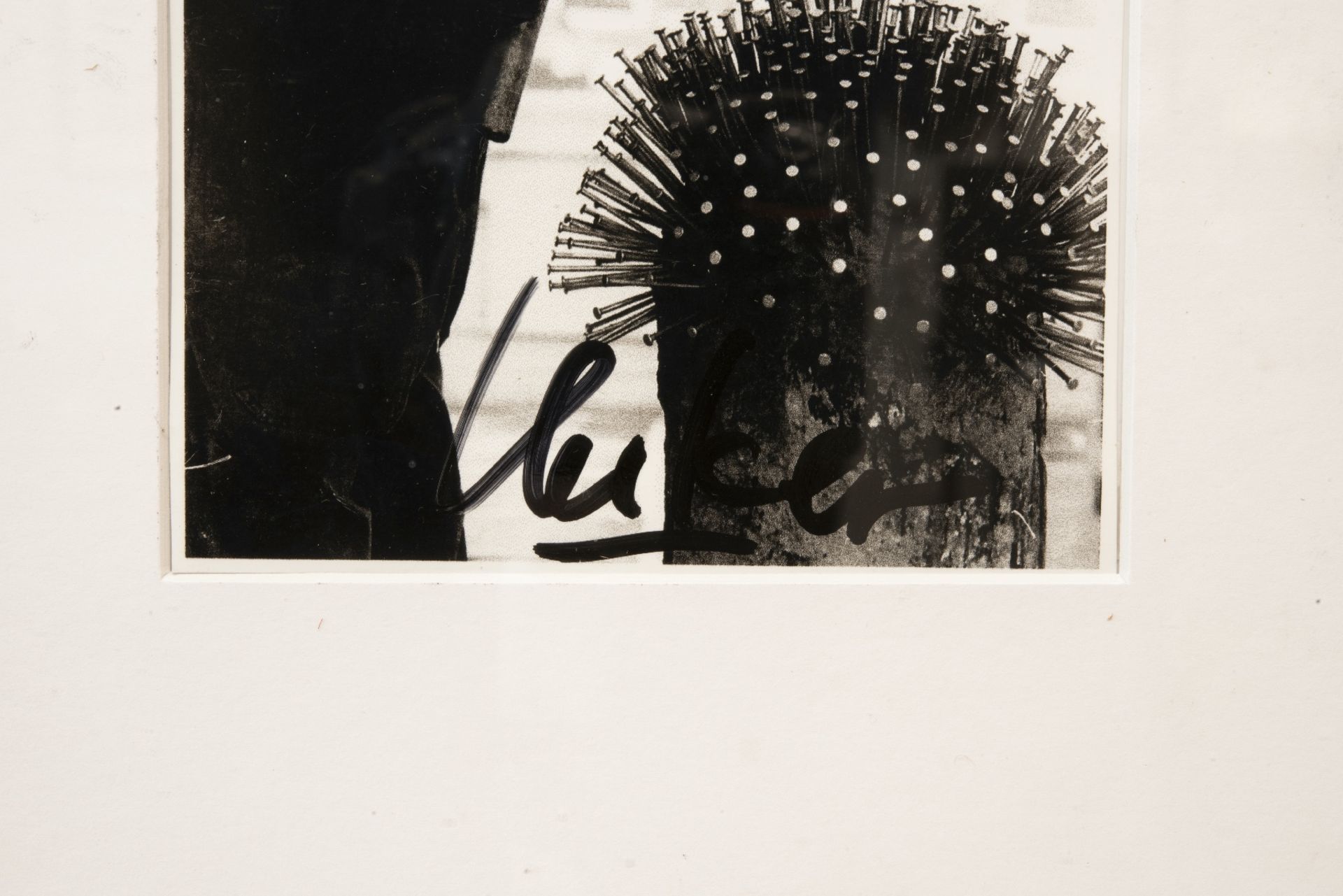 Guenther Uecker* (1930), Kunstpranger Darstellung des Kuenstlers bei der Arbeit an einem Nagelprojek - Image 2 of 5